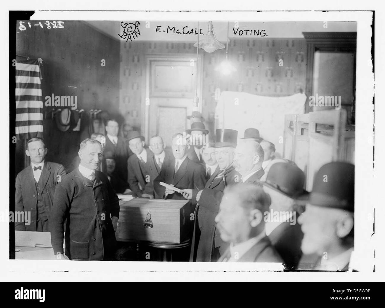 Cette photographie capture Edward Everett McCall, un éminent politicien de New York, alors qu'il participe à un processus de vote, mettant en valeur la culture politique du début du XXe siècle à New York. Banque D'Images
