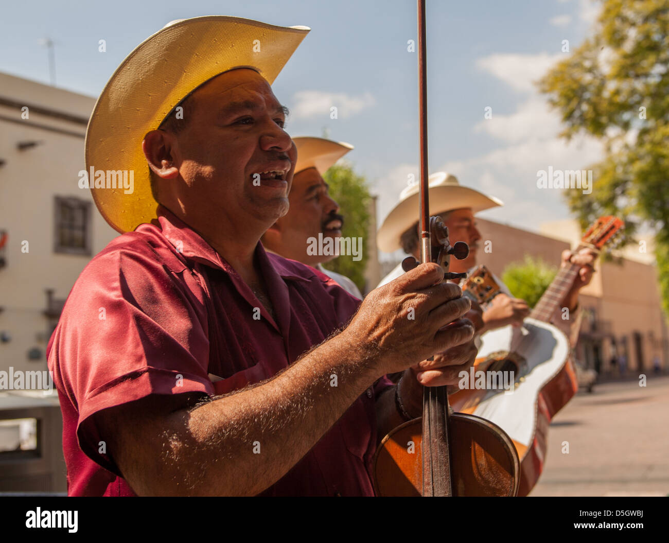 Folklore mexicain musiciens pour vos réceptions les touristes dans le quartier historique de Queretaro Mexique Banque D'Images