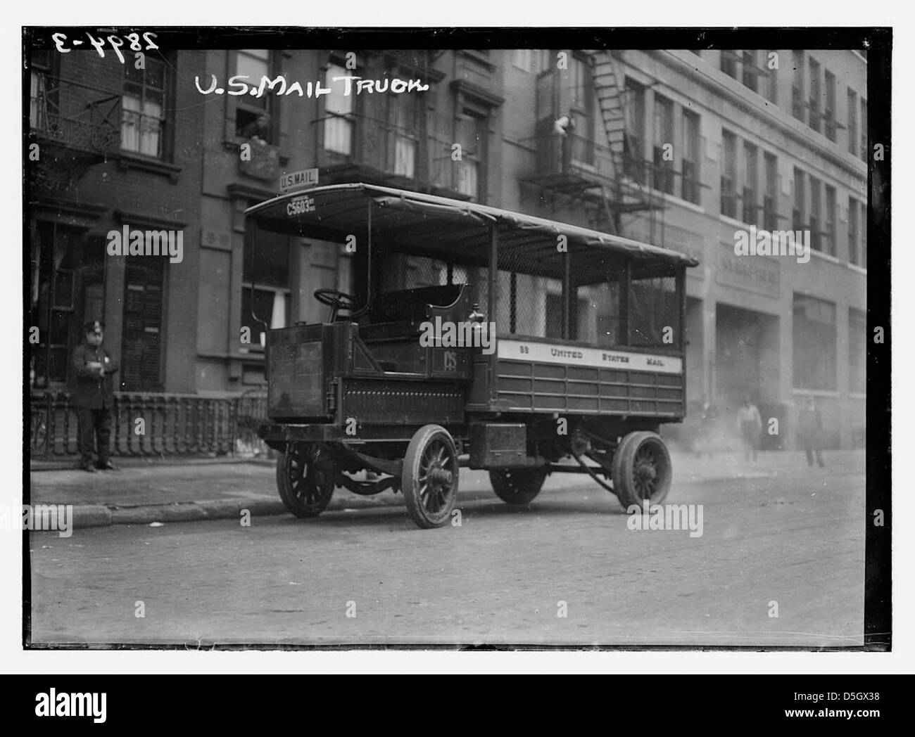 Un camion US mail de 1913 à New York, équipé d'un entraînement à chaîne, est photographié sur cette photo, reflétant les débuts du transport postal motorisé. Banque D'Images
