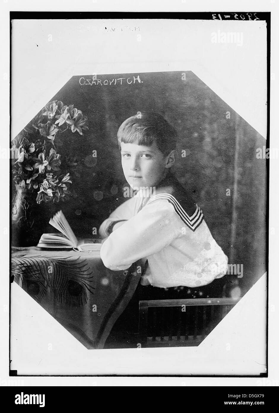 Une photographie historique de Czarevitch Alexei Romanov, le plus jeune fils du tsar Nicolas II de Russie, le représentant en costume de marin et offrant un aperçu de l'histoire tragique de la famille royale. Banque D'Images
