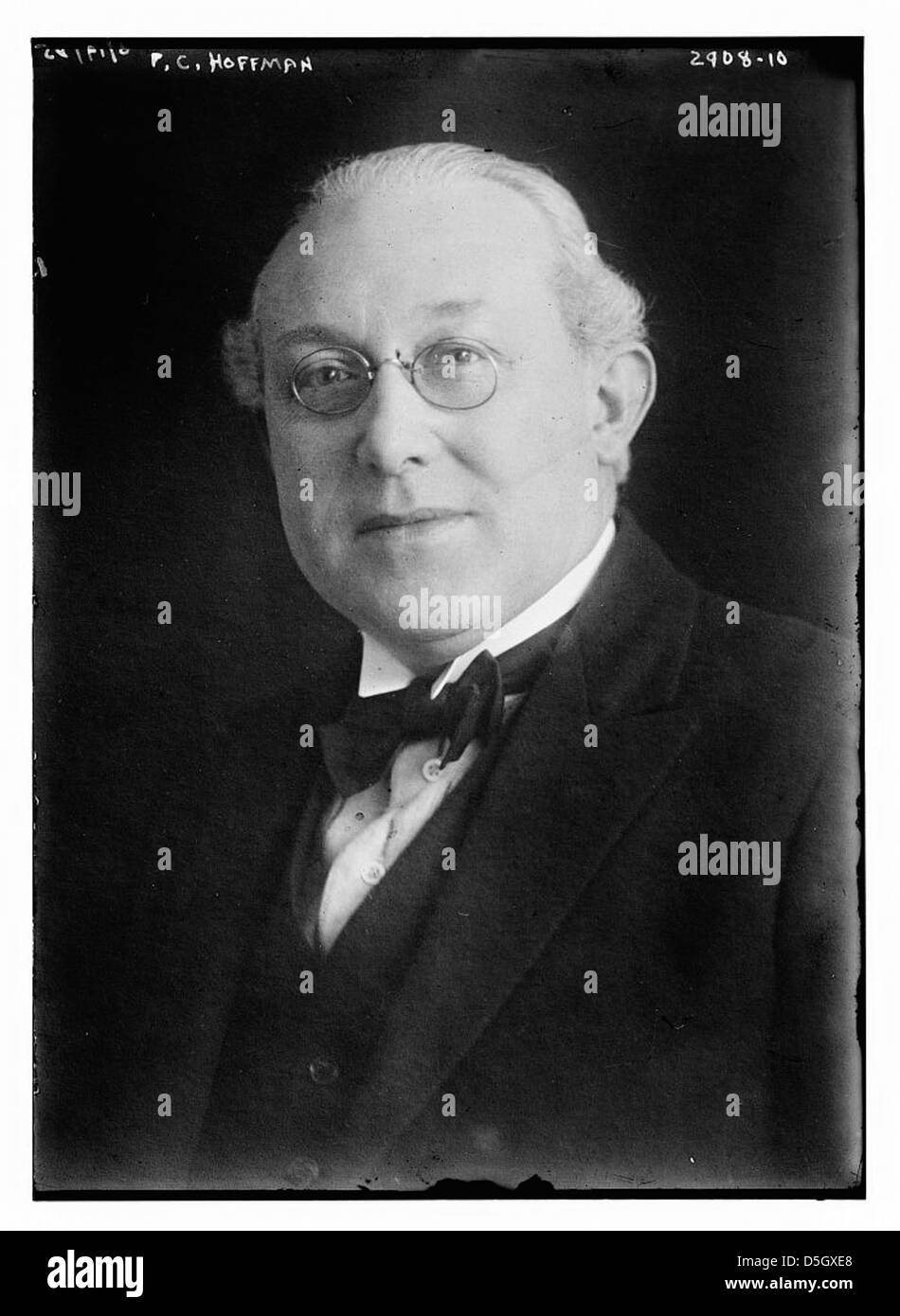 F.C. Hoffman est représenté portant des noeuds papillon et pince-nez dans ce portrait. Le choix de mode de Hoffman reflète la tenue formelle de l'époque. Son style distinctif, y compris la pince-nez, faisait partie des tendances de la mode du début du XXe siècle. Banque D'Images