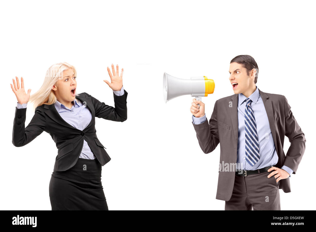 Peur businesswoman et son gestionnaire et crier avec un haut-parleur isolé sur fond blanc Banque D'Images