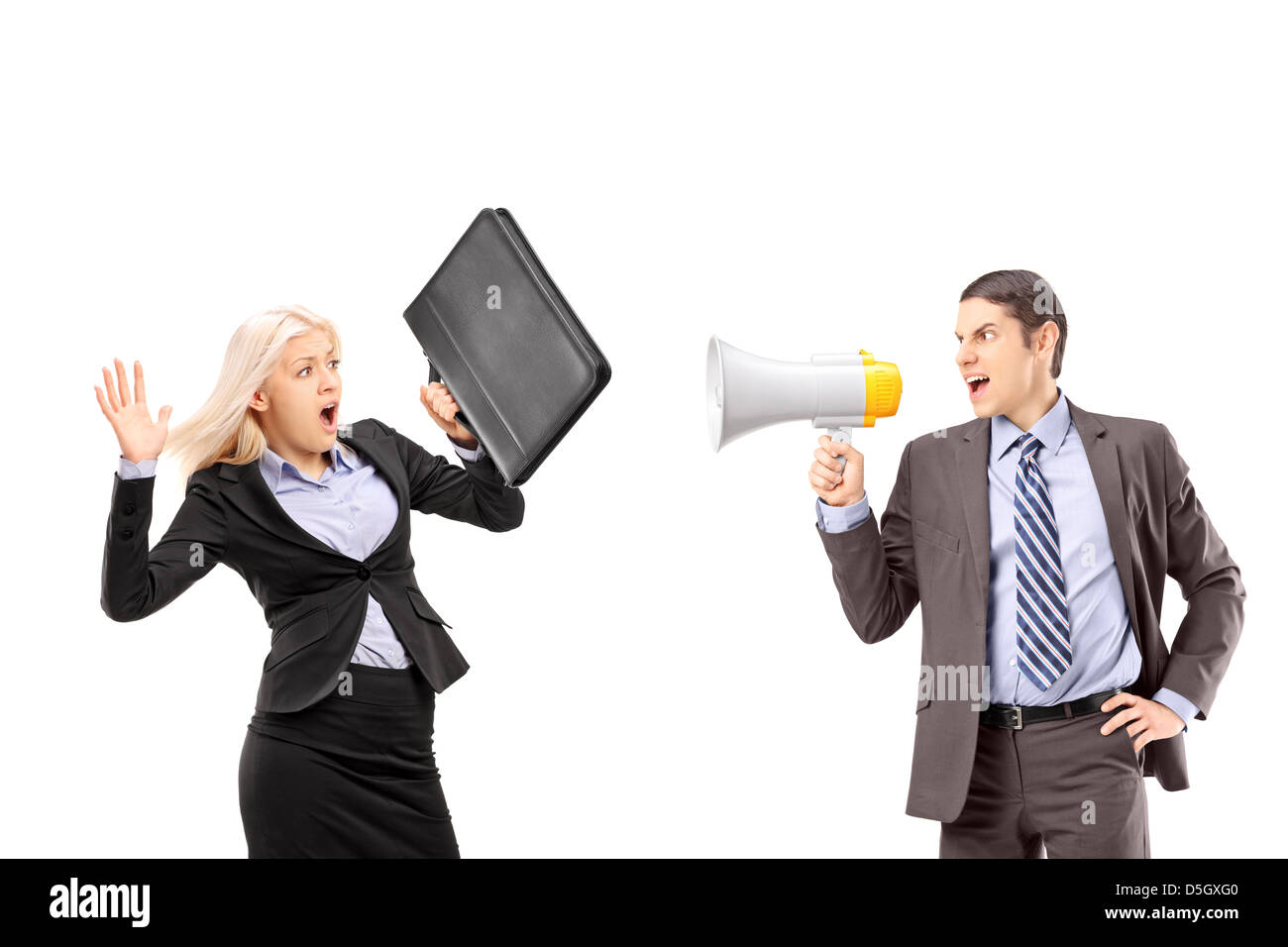 Une peur businesswoman et son gestionnaire et crier avec un haut-parleur isolé sur fond blanc Banque D'Images