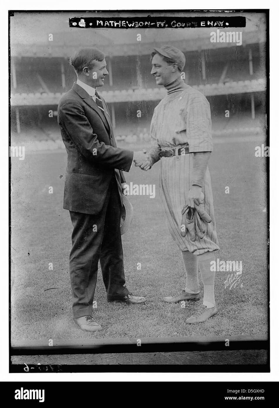 Cette photographie de 1913 montre Christy Mathewson, une lanceuse du Hall of Fame, avec Courtenay (peut-être un acteur), au Polo Grounds de New York. Mathewson est une figure clé des Giants de New York dans la Ligue nationale. Banque D'Images