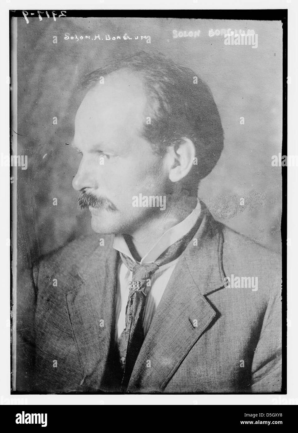 Solon Borglum, artiste et sculpteur américain, est connu pour ses contributions artistiques, notamment en sculpture. Ce portrait capture Borglum dans un moment de réflexion. Il est reconnu pour son travail dans l'art américain et est le frère de Gutzon Borglum, qui a sculpté le mont Rushmore. Banque D'Images