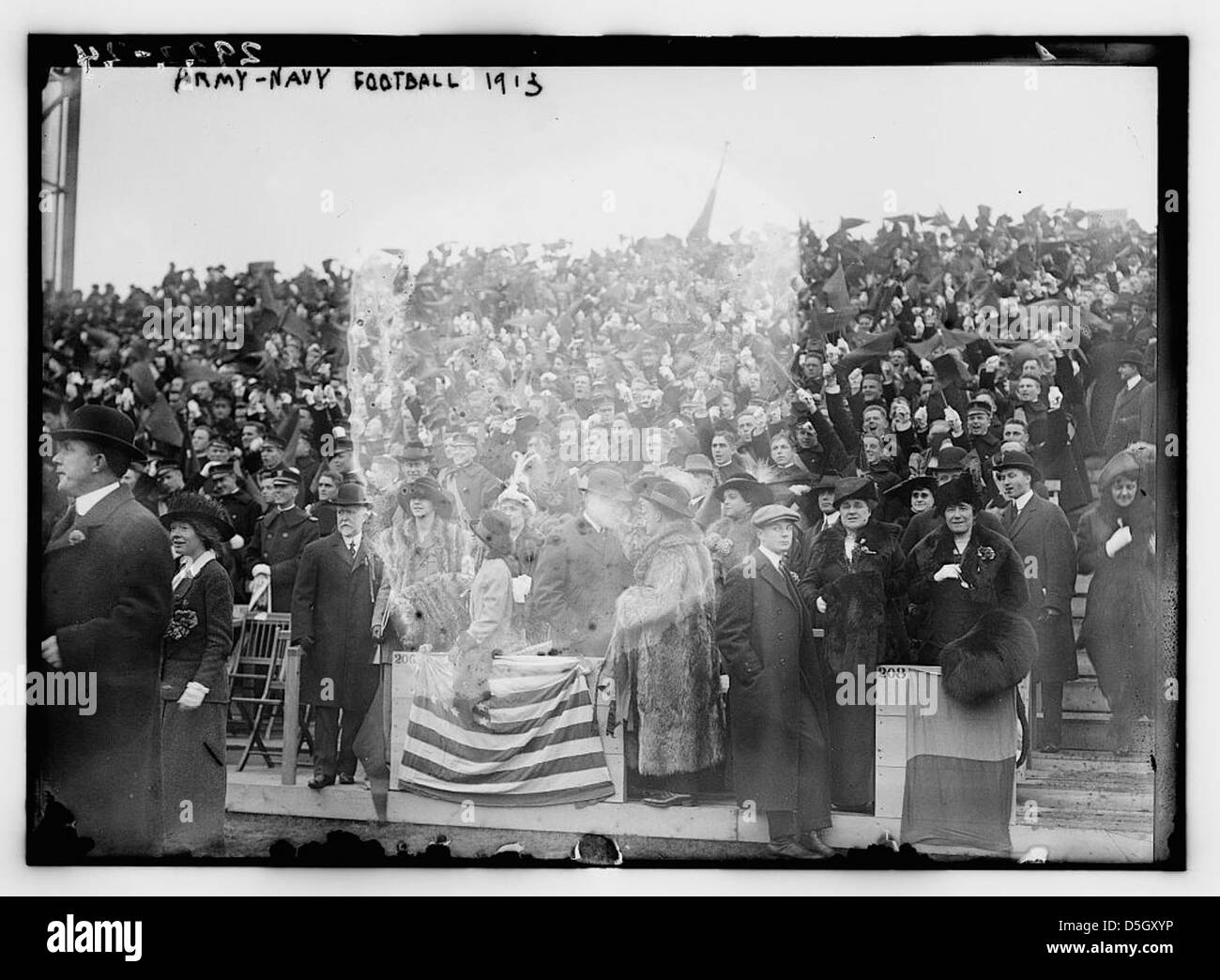Une photographie historique du match de football Army-Navy de 1913 au Polo Grounds de New York. Le président Woodrow Wilson a assisté à l'événement, regardant les équipes de l'Académie militaire des États-Unis et de l'Académie navale des États-Unis concourir dans un prestigieux match de football. Banque D'Images Une photographie historique du match de football Army-Navy de 1913 au Polo Grounds de New York. Le président Woodrow Wilson a assisté à l'événement, regardant les équipes de l'Académie militaire des États-Unis et de l'Académie navale des États-Unis concourir dans un prestigieux match de football. Banque D'Images
