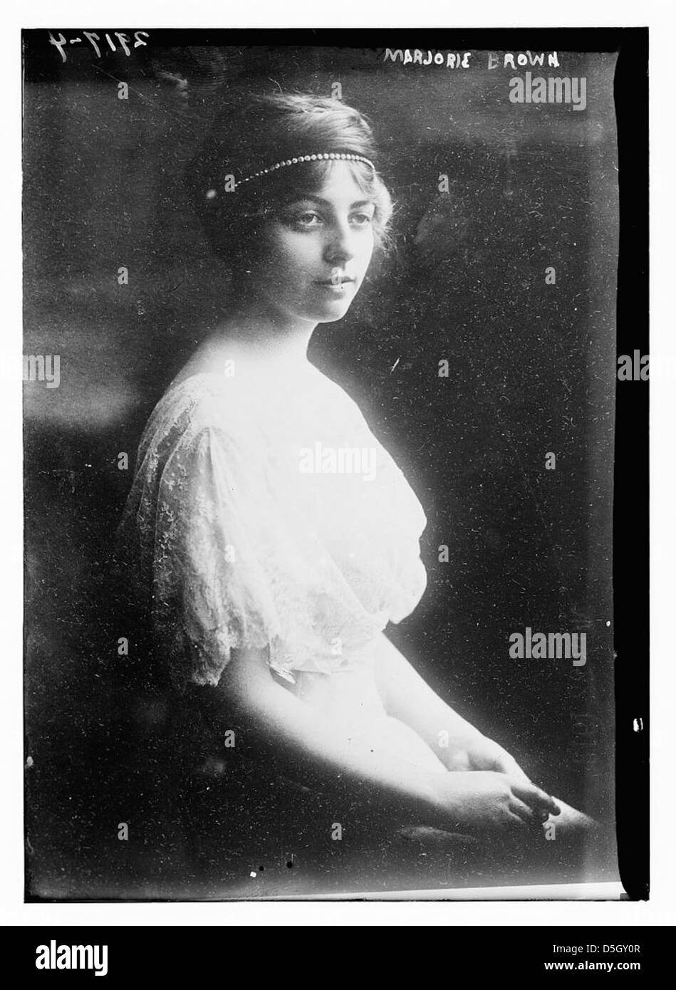 Marjorie Brown, une éminente socialite et membre de la Croix-Rouge, est vue dans un portrait de novembre 1913 à Atlanta, en Géorgie. La photographie la montre assise, portant des perles et de la dentelle, avec une expression sérieuse. Elle est demoiselle d'honneur au mariage d'Edward T. Brown et Francis B. Sayre, et est associée au suffrage féminin et à des causes sociales. Banque D'Images