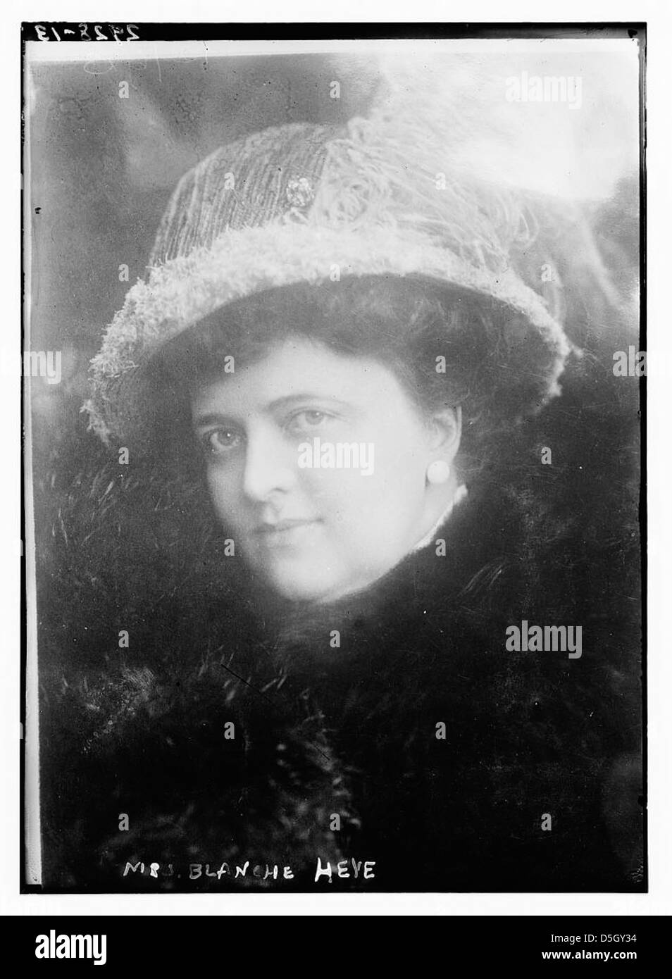 Portrait de MRS Blanche Heye de long Island, associé à une affaire de divorce et de pension alimentaire très médiatisée. L'image la capture au cours d'une période d'examen personnel et public, reflétant l'intérêt sociétal pour les scandales de l'époque. Banque D'Images