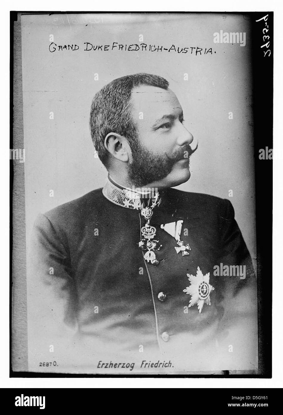 Ce portrait représente le grand-duc Friedrich d'Autriche, mettant en valeur sa moustache distinctive et son uniforme de défilé, soulignant son statut noble. Banque D'Images
