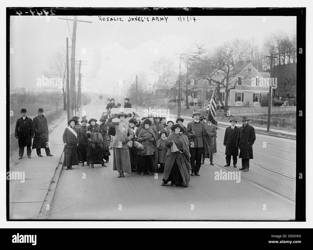 Une photographie de 1914 montrant Rosalie Jones menant un groupe de suffragettes dans une marche pour le droit de vote des femmes. Jones, connue pour son leadership dans le mouvement pour le suffrage, est représentée dans une écharpe, dirigeant le mouvement pour l'égalité des femmes aux États-Unis Banque D'Images