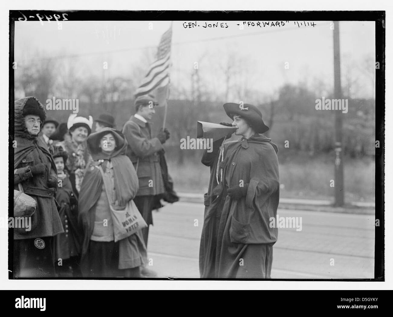 Une photographie de la marche pour le suffrage de 1914 menée par l'armée du général Jones, mettant en vedette Rosalie Jones et d'autres suffragistes. Cette image illustre la détermination des femmes qui défendent le droit de vote. Banque D'Images