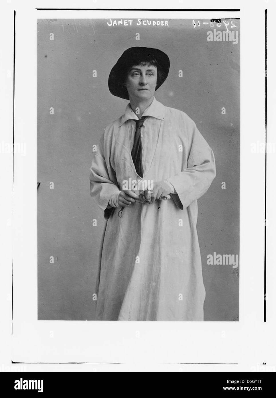 Un portrait de la sculptrice Janet Scudder, la montrant dans une blouse avec des outils à la main. La photo, capturée par la Bibliothèque du Congrès, met en lumière son processus artistique. Banque D'Images
