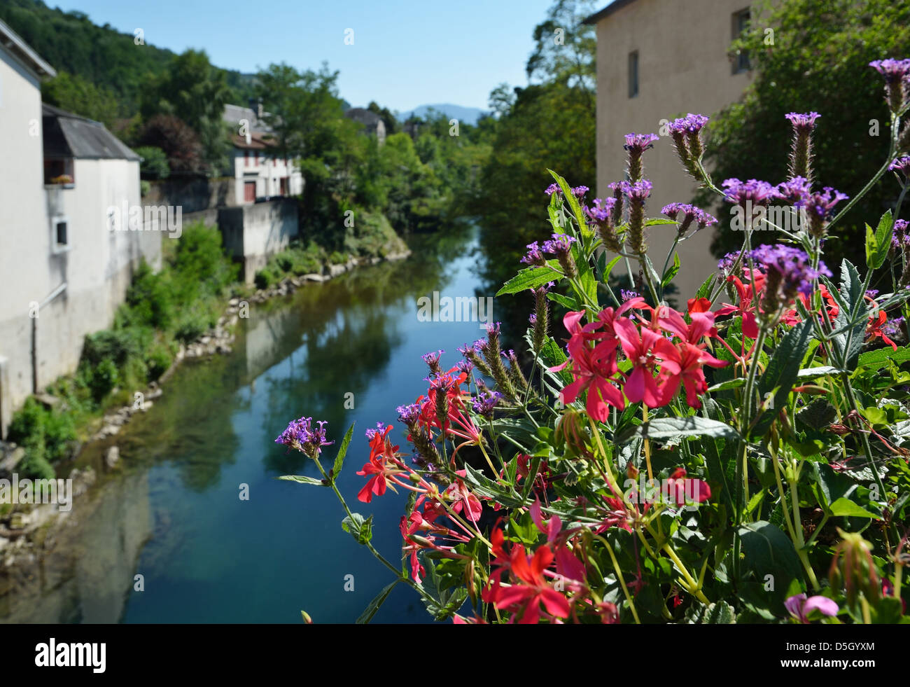 Vue d'été de l'ancienne ville française Banque D'Images