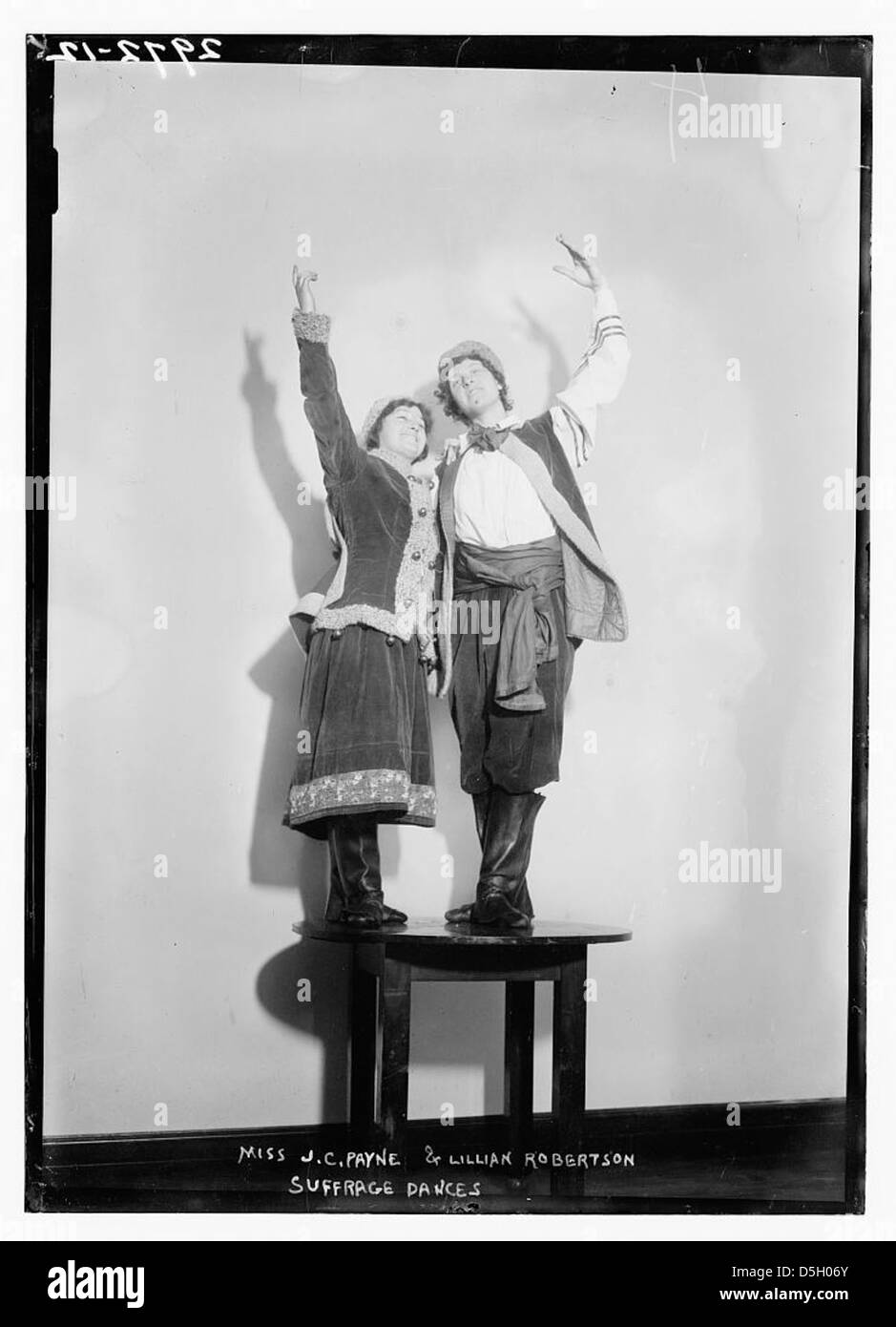 Miss J.C. Payne et Lillian Robertson ont assisté à des danses de suffrage, un événement soutenant le droit de vote des femmes, mettant en valeur leur implication dans le mouvement des suffragettes. Banque D'Images