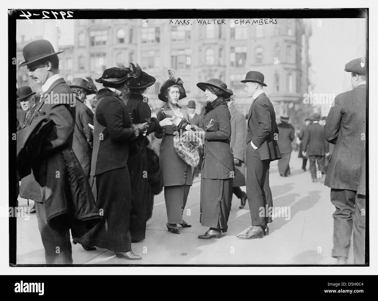 Une photographie hivernale de MRS Walter Chambers, suffragiste et défenseur des droits des femmes, a été prise à l’extérieur debout avec un chapeau, soulignant son rôle dans le mouvement pour le suffrage. Banque D'Images