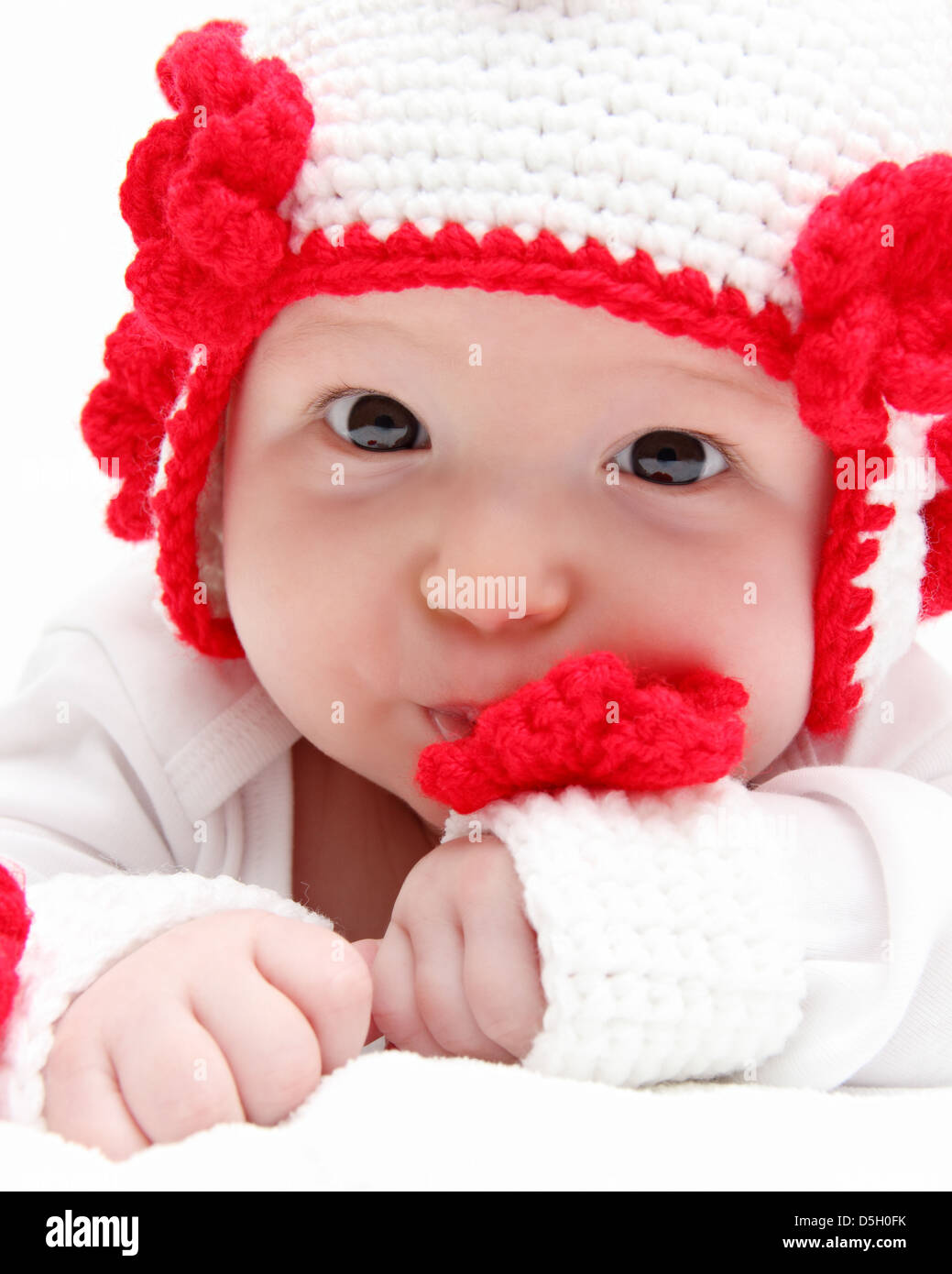 Tricoté avec bébé bébé chapeau blanc sur l'estomac Banque D'Images