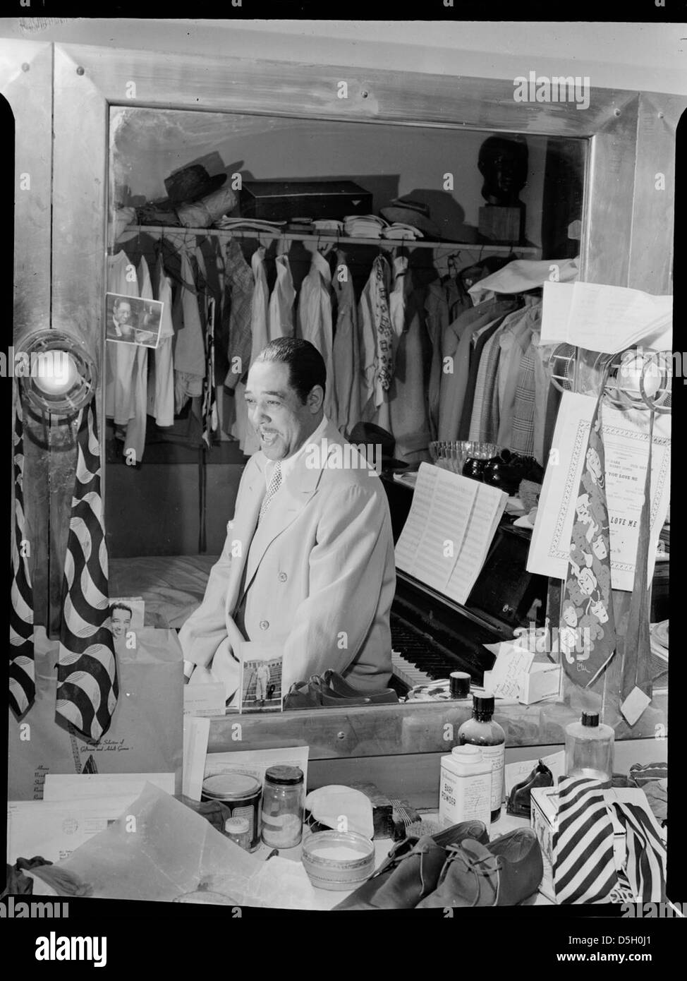 Portrait de Duke Ellington, pris au Paramount Theater de New York vers septembre 1946. Ellington, un musicien de jazz légendaire, est capturé pendant ses années d'influence dans la musique américaine. Banque D'Images