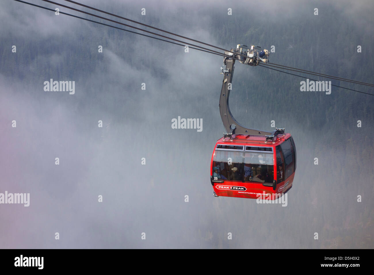 La Colombie-Britannique, de Whistler. Crête à crête Gondola qui sortent des nuages. Banque D'Images