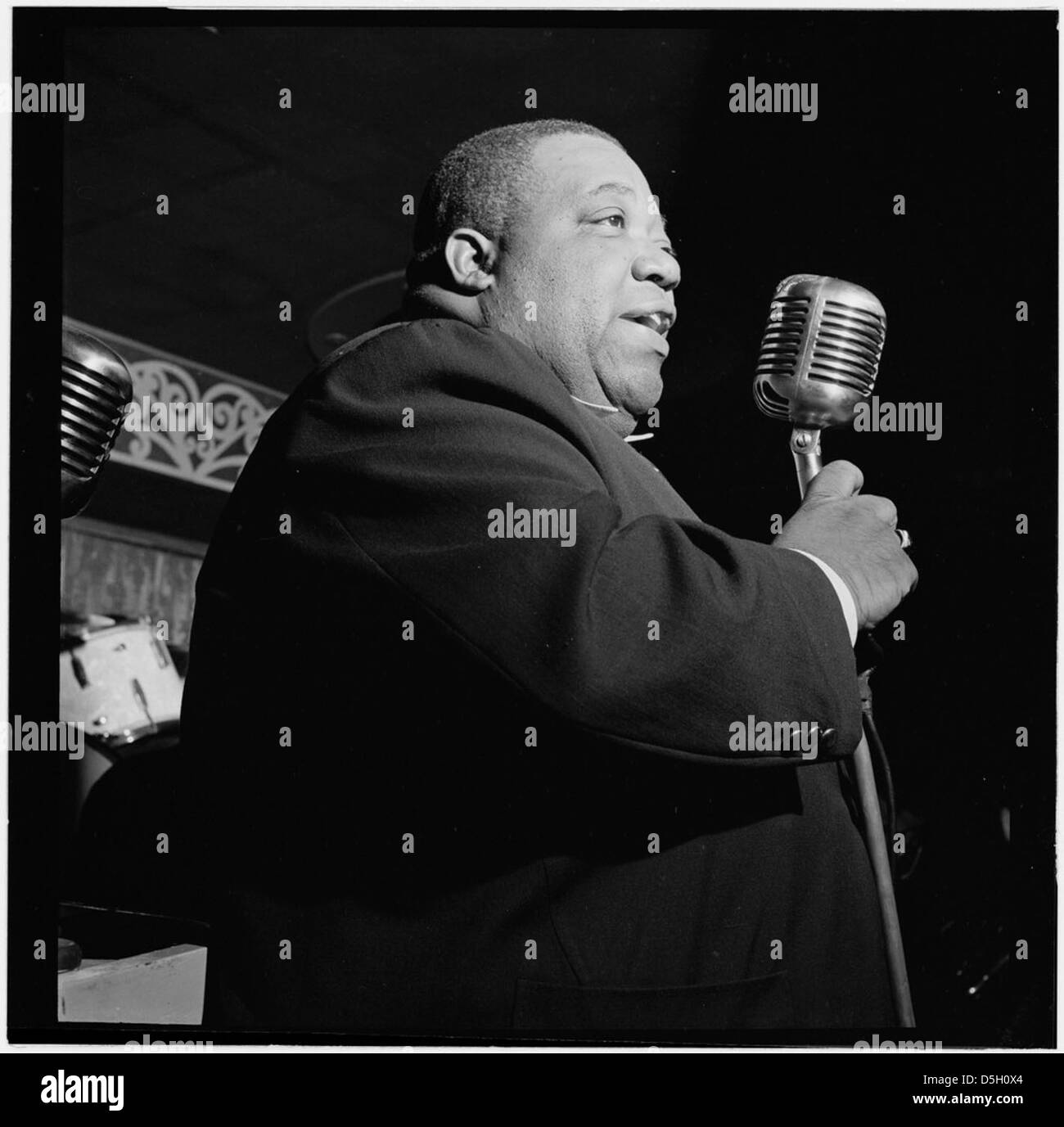 Portrait du chanteur de jazz Jimmy se précipitant dans un aquarium à New York, vers octobre 1946. Capturée par William P. Gottlieb, l’image met en valeur le rushing, connu pour son association avec le Count Basie Orchestra, dans un moment de calme au cours de sa carrière musicale. Banque D'Images