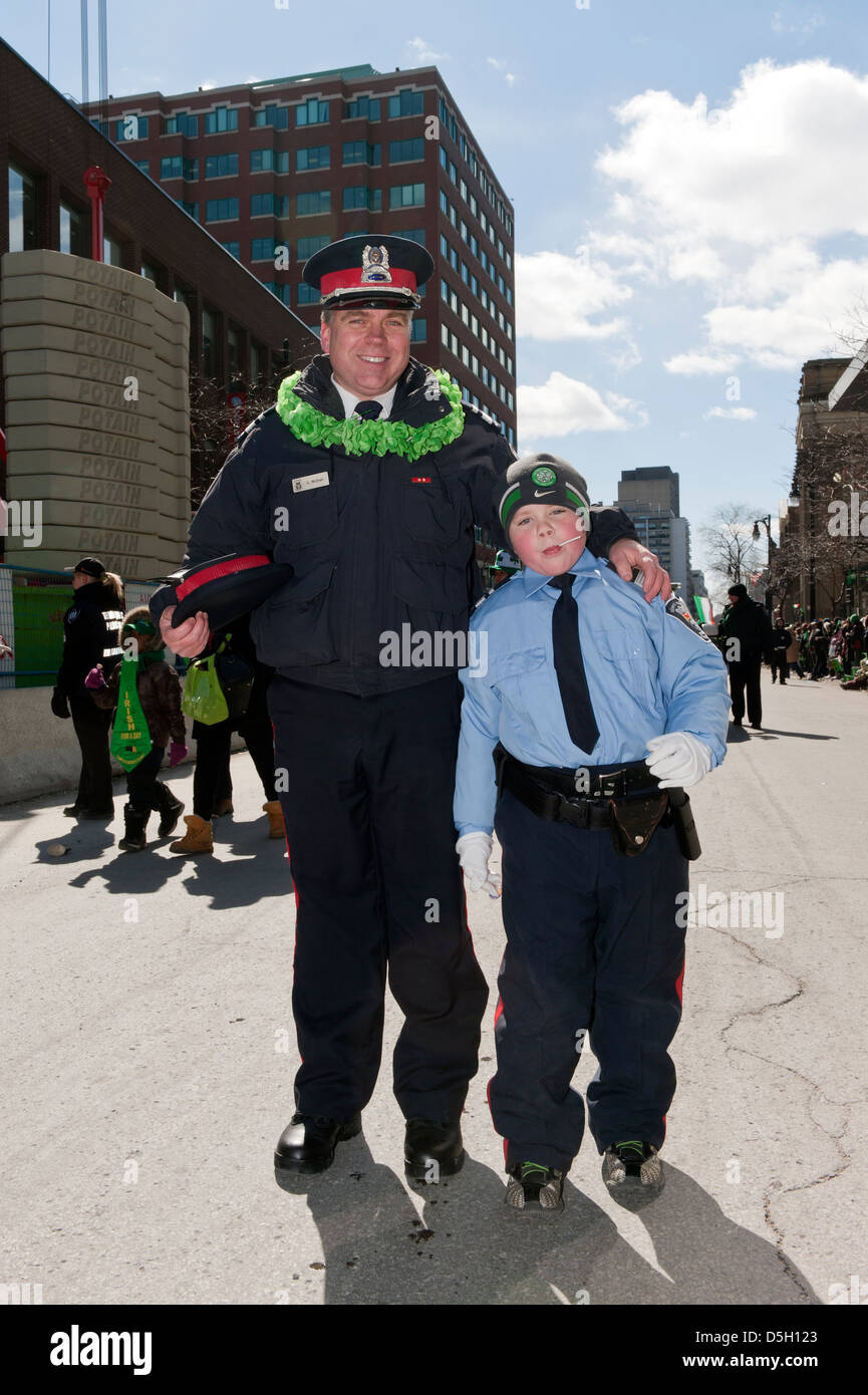 Le gendarme et le jeune garçon habillé comme un policier à Saint Patrick's Day Parade à Montréal, province de Québec, Canada. Banque D'Images