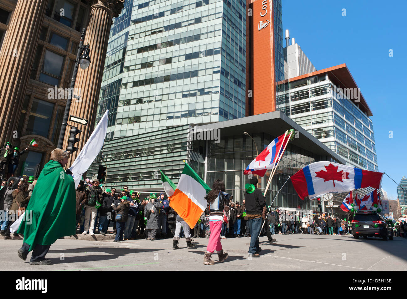 Drapeaux défilent au cours de la Saint Patrick's Day Parade à Montréal, province de Québec, Canada. Banque D'Images