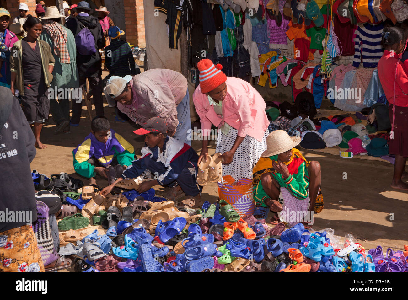 Madagascar, Ambositra, Marches Sandrandahy, les clients du marché au service de stall Banque D'Images