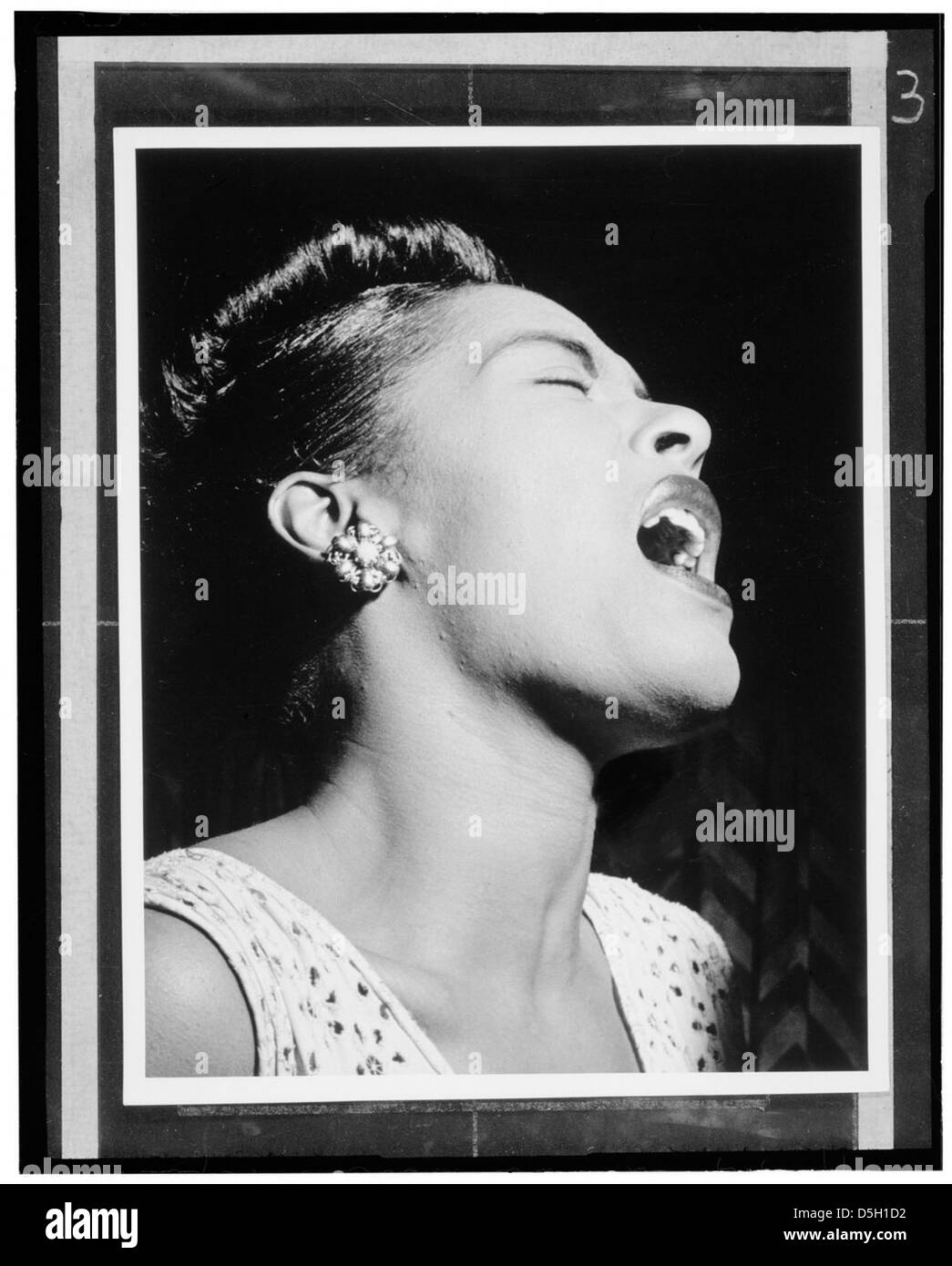 Billie Holiday, chanteuse de jazz emblématique connue sous le nom de Lady Day, est photographiée dans ce portrait de 1947 à New York. L'image montre son influence sur le jazz et le blues dans les années d'après-guerre. Banque D'Images