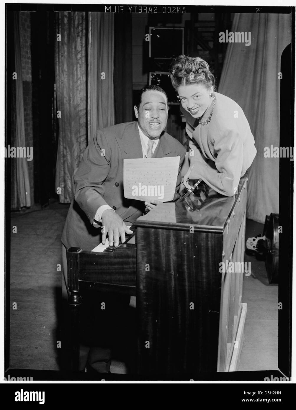 Portrait de Duke Ellington, musicien de jazz légendaire, pris au Howard Theater de Washington, DC, vers juin 1946. Cette image illustre sa contribution significative à l'histoire du jazz et de la musique. Banque D'Images