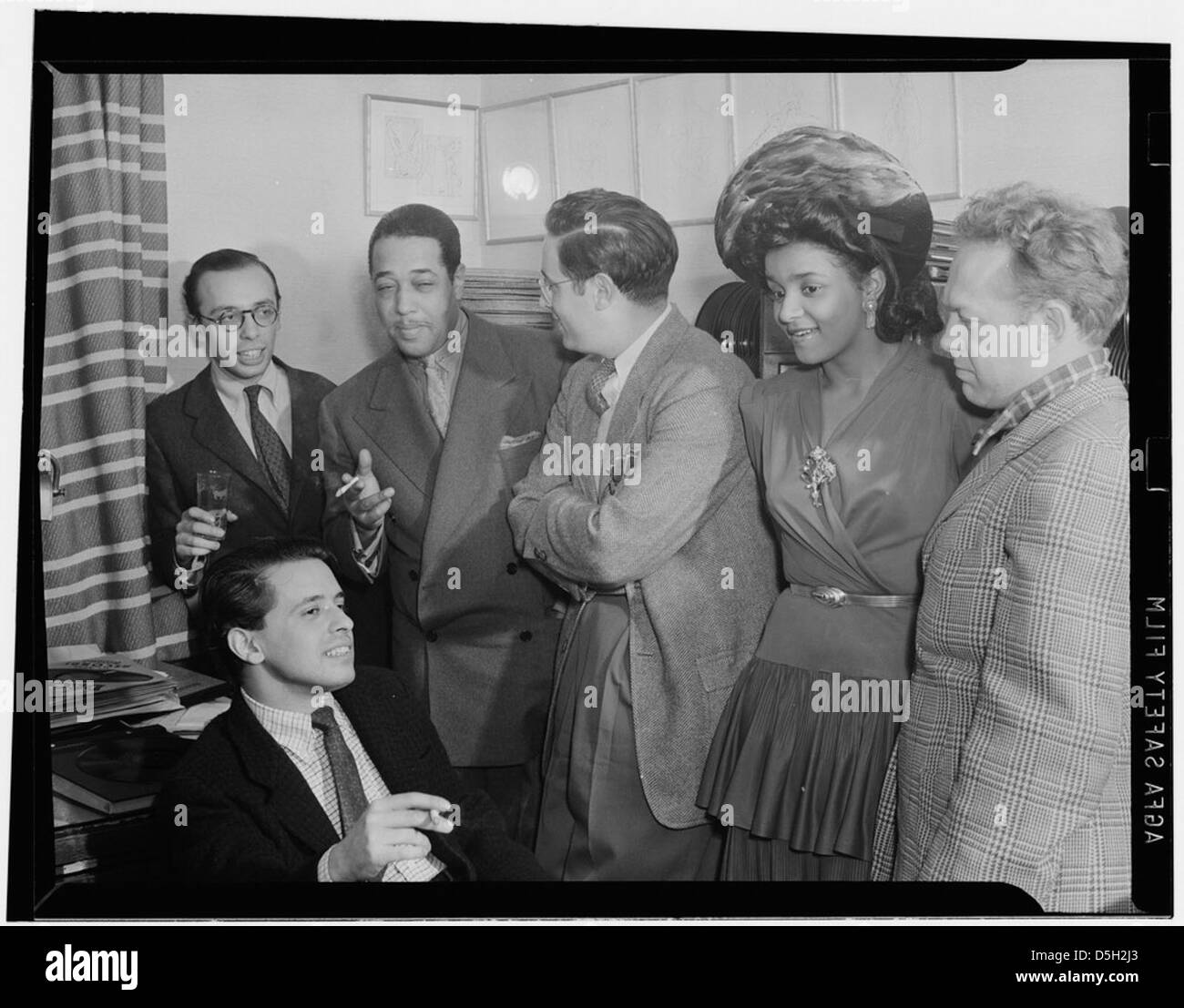 Ce portrait de groupe de 1941 montre des personnalités influentes du monde du jazz : Ahmet M. Ertegun, Nesuhi Ertegun, Duke Ellington, et d’autres, prises chez William P. Gottlieb dans le Maryland. Banque D'Images