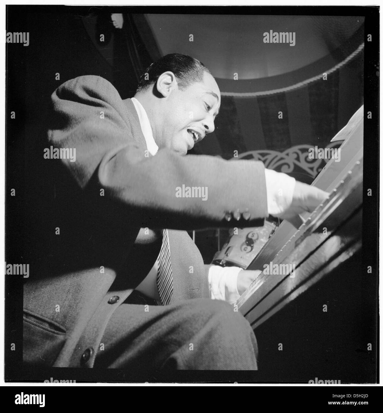 Duke Ellington, compositeur de jazz et chef d'orchestre légendaire, est photographié dans ce portrait réalisé entre 1946 et 1948. La photo montre son influence sur le jazz américain et sa contribution à l'histoire de la musique. Banque D'Images