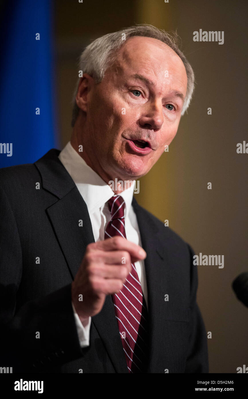 Asa Hutchinson de la National Rifle Association (NRA), prend la parole lors d'une conférence de presse à Washington. Banque D'Images