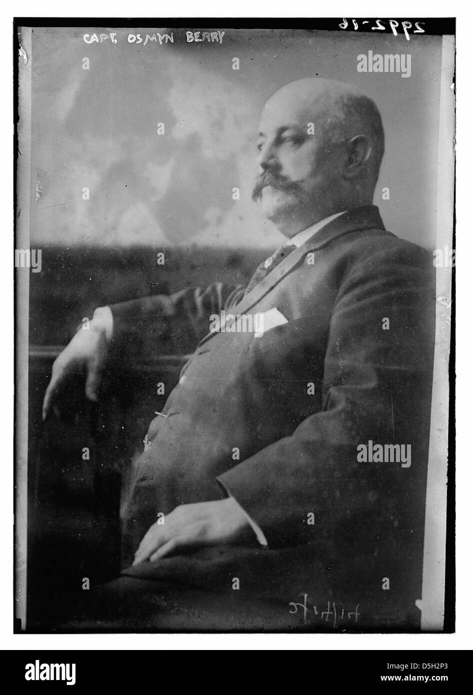 Le capitaine Osmyn Berry est représenté dans un portrait historique aux côtés du SS Monroe et du SS Nantucket, navires associés à son service au début du XXe siècle. Banque D'Images