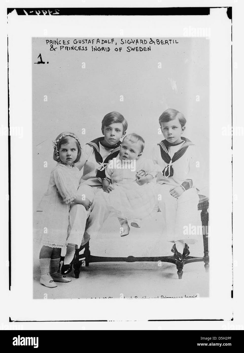 Portrait de la royauté suédoise, mettant en vedette les princes Gustaf Adolf, Sigvard, Bertil et la princesse Ingrid de Suède. Les enfants sont habillés en tenue formelle, avec une expression solennelle, incarnant l'image royale de la royauté suédoise au début du XXe siècle. Banque D'Images