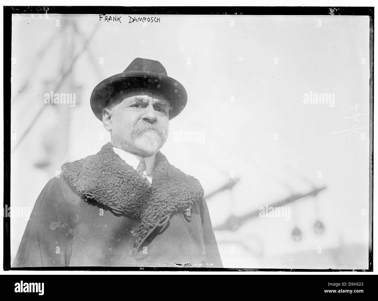 Frank Damrosch, un chef d'orchestre éminent, figure dans ce portrait historique. Connu pour ses contributions à la musique classique américaine, Damrosch a dirigé plusieurs institutions musicales importantes à la fin du XIXe siècle et au début du XXe siècle. Banque D'Images