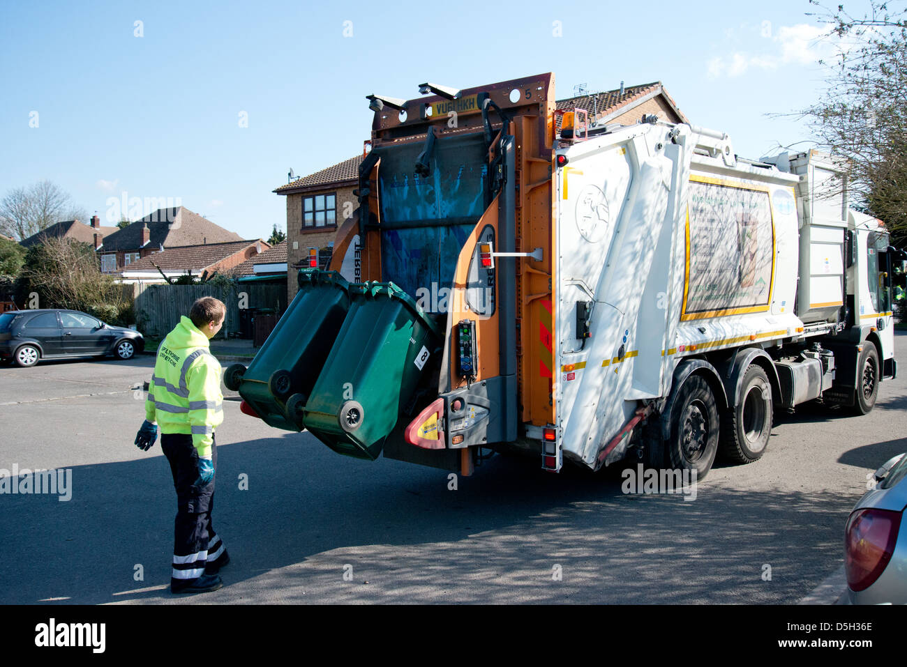 Camion Poubelle collecte, Stanwell Moor, Surrey, Angleterre, Royaume-Uni Banque D'Images