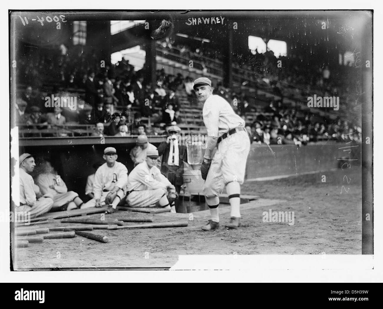 Une photographie de Bob Shawkey, lanceur pour l'Athlétisme de Philadelphie dans la Ligue américaine. L'image montre Shawkey en action lors d'un match de baseball, montrant son athlétisme et son rôle dans la formation de lanceurs de l'équipe. Banque D'Images