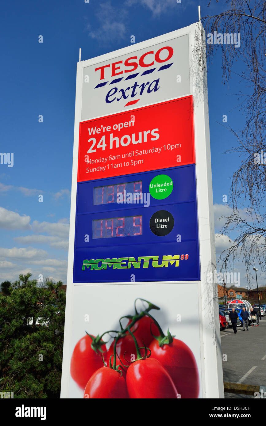 Affiche du prix de l'essence à l'extérieur du supermarché Tesco Extra, Station Road, Addlestone, Surrey, Angleterre,Royaume-Uni Banque D'Images