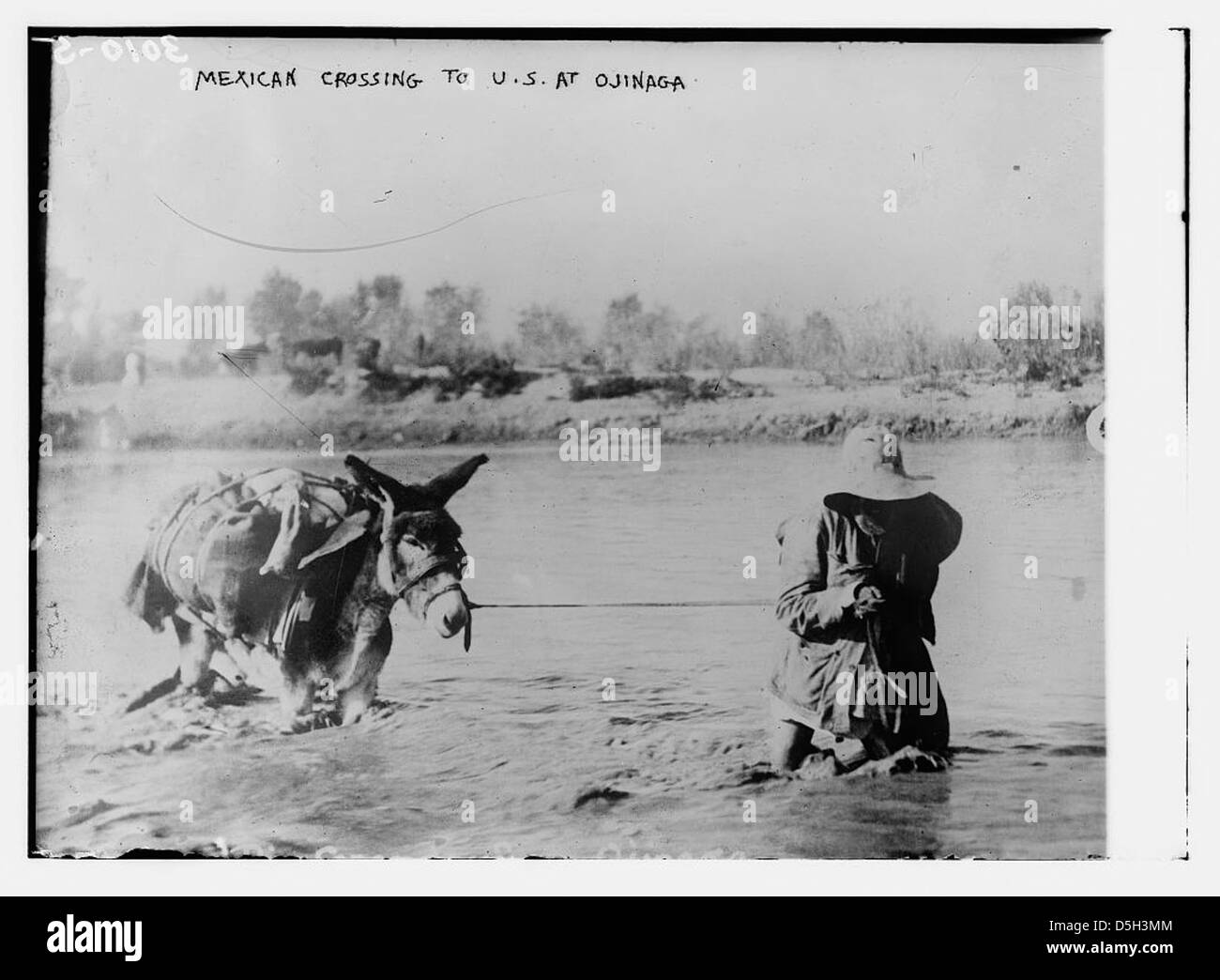 Une photographie historique d'une traversée du Mexique aux États-Unis à Ojinaga, capturant le mouvement des personnes à travers la frontière. Ojinaga est une ville frontalière du Mexique, près de la frontière américaine. Banque D'Images