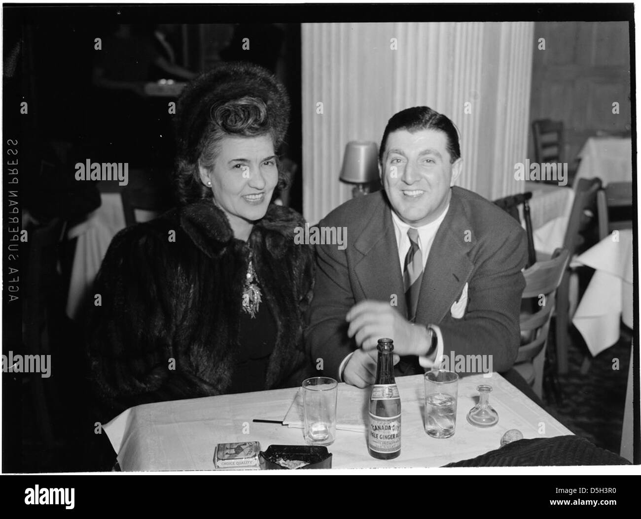 [Portrait de Tony Pastor et Maria Kramer, l'hôtel Edison( ?), New York, N.Y., entre 1946 et 1948] (LOC) Banque D'Images