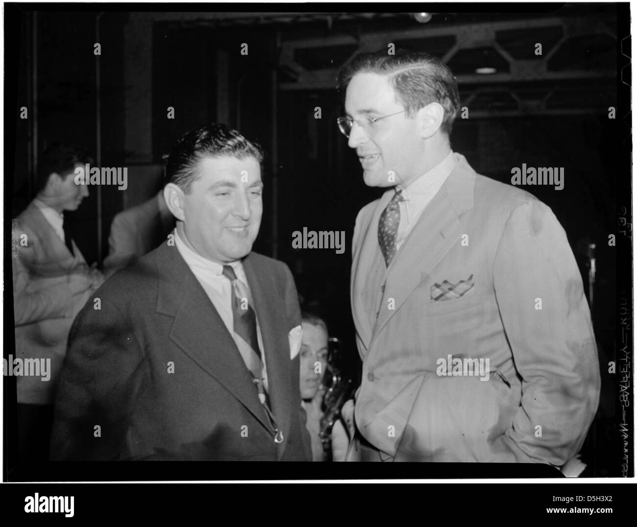 Portrait de Tony Pastor et William P. Gottlieb pris entre 1946 et 1948, probablement à l'hôtel Edison à New York. Cette photographie capture les deux personnages dans un moment franc et professionnel, reflétant le milieu du XXe siècle. Banque D'Images