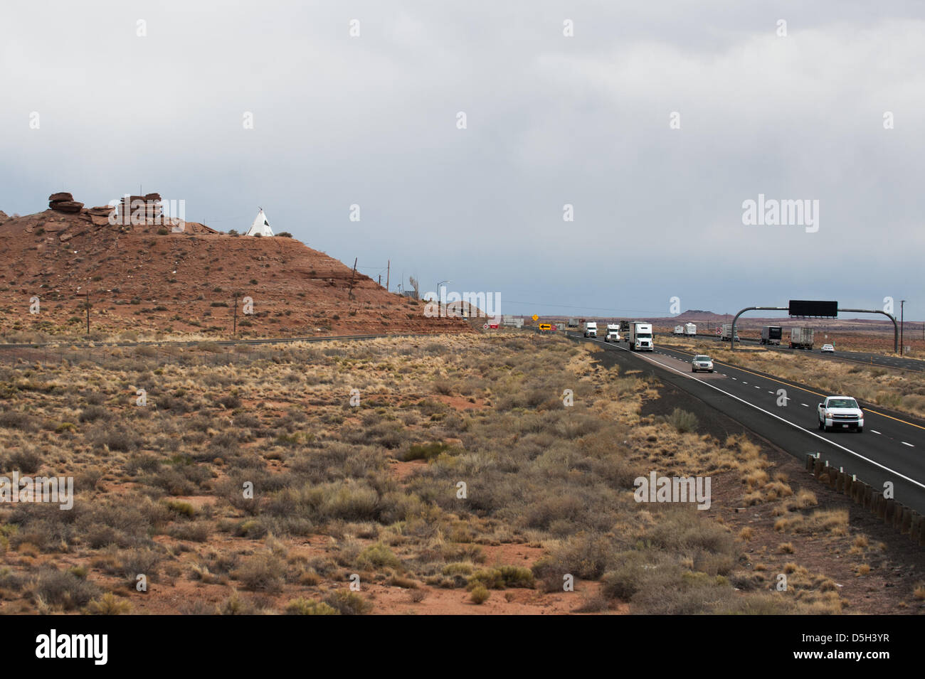 30 mars 2013 - Holbrook, Arizona, États-Unis - Le Painted Desert jouxte I-40 près de Navajo en Arizona ce tronçon de l'autoroute I-40 dépassements ce qui était autrefois connu comme la Route 66, une route légendaire reliant Los Angeles, en Californie, à Chicago, Illinois beaucoup comme ils l'ont fait il y a 70 ans ou plus, de nombreuses stations-service et magasins de souvenirs commerce sur l'iconographie et symbolisme culturel des autochtones. (Crédit Image : ©/ZUMAPRESS.com) s Seberger Banque D'Images