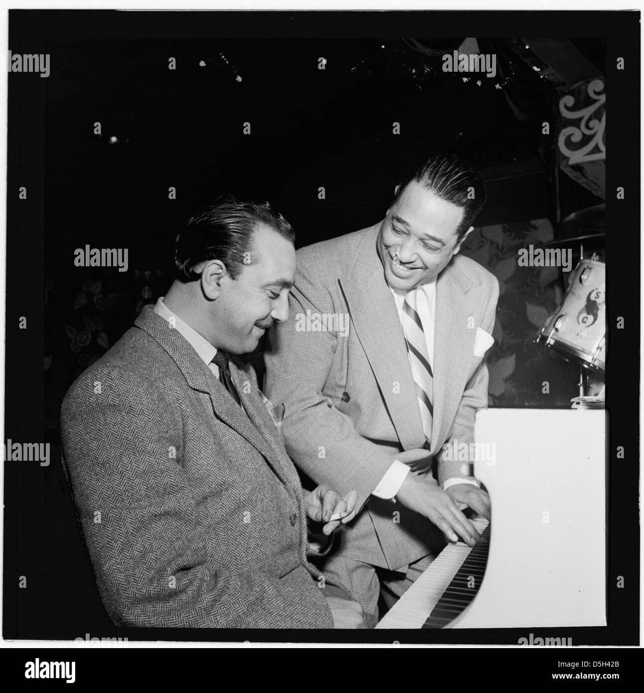Ce portrait capture les légendes du jazz Django Reinhardt et Duke Ellington à l’Aquarium de New York en 1946, un moment important dans l’histoire du jazz américain d’après-guerre. Banque D'Images