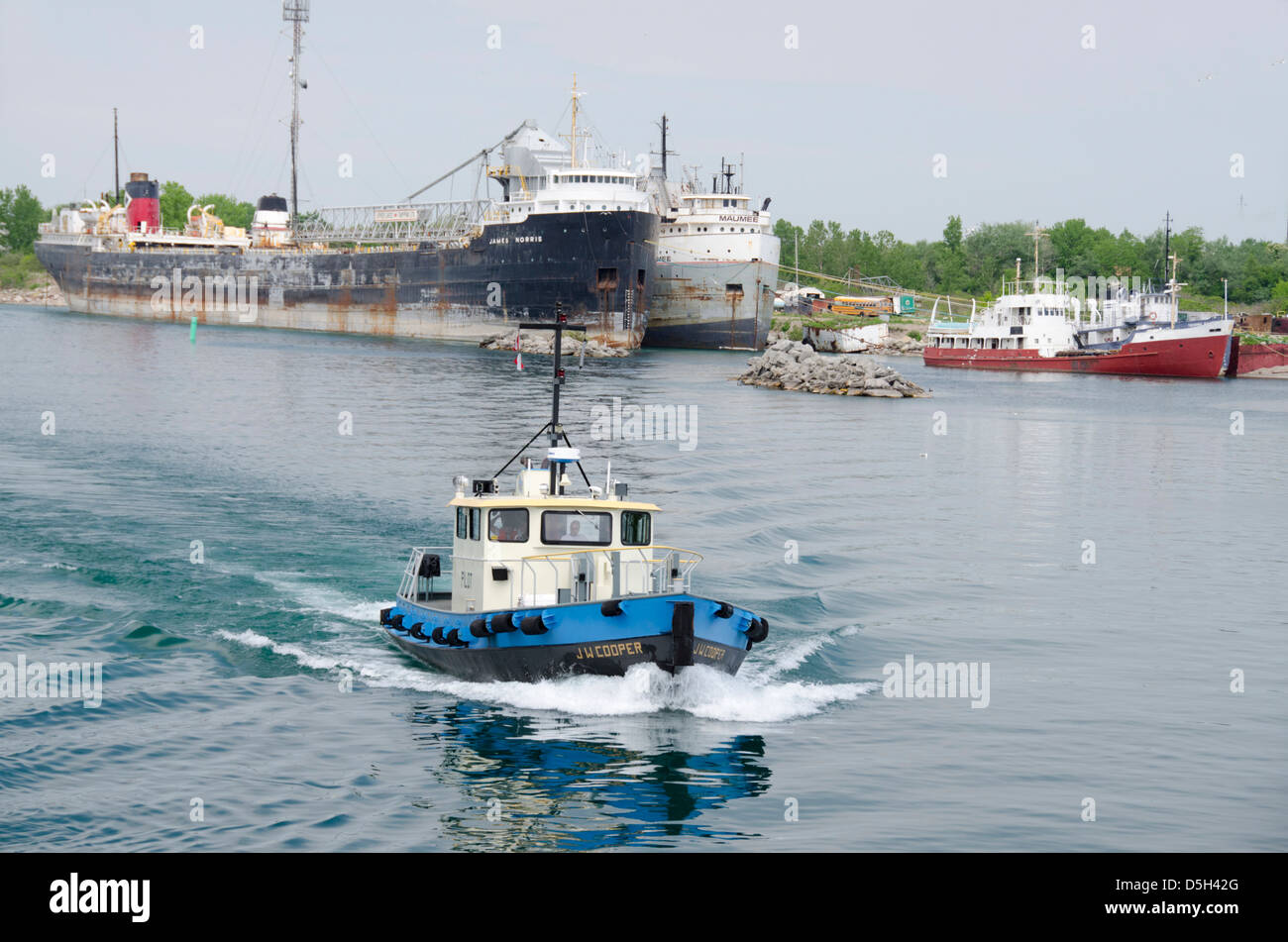 USA/Canada, Canal Welland. Canal permettant à un voyage entre le lac Ontario et le lac Érié, en contournant les chutes du Niagara. Bateau Bateau-pilote. Banque D'Images