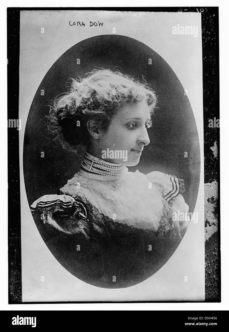 Cora Dow, femme d'affaires et militante anti-suffrage, est représentée dans ce portrait. Elle est connue pour son opposition au suffrage féminin et son implication dans les affaires. Banque D'Images