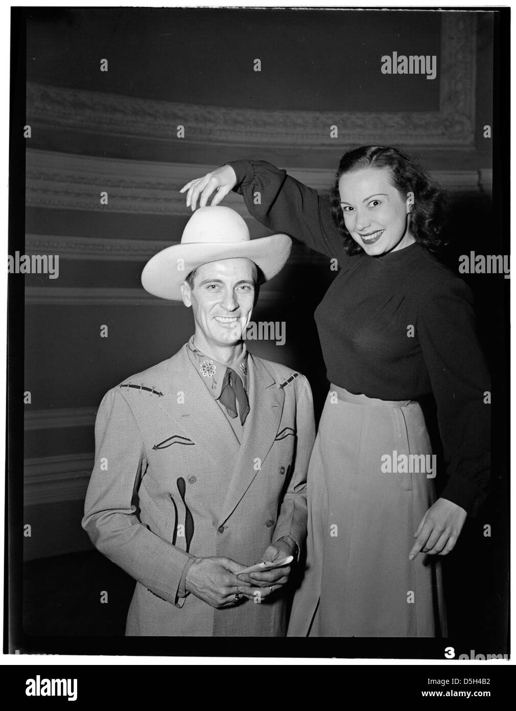 Portrait d'Ernest Tubb, une légende de la musique country, se produisant au Carnegie Hall de New York, en septembre 1947, mettant en valeur sa contribution à l'histoire de la musique américaine. Banque D'Images