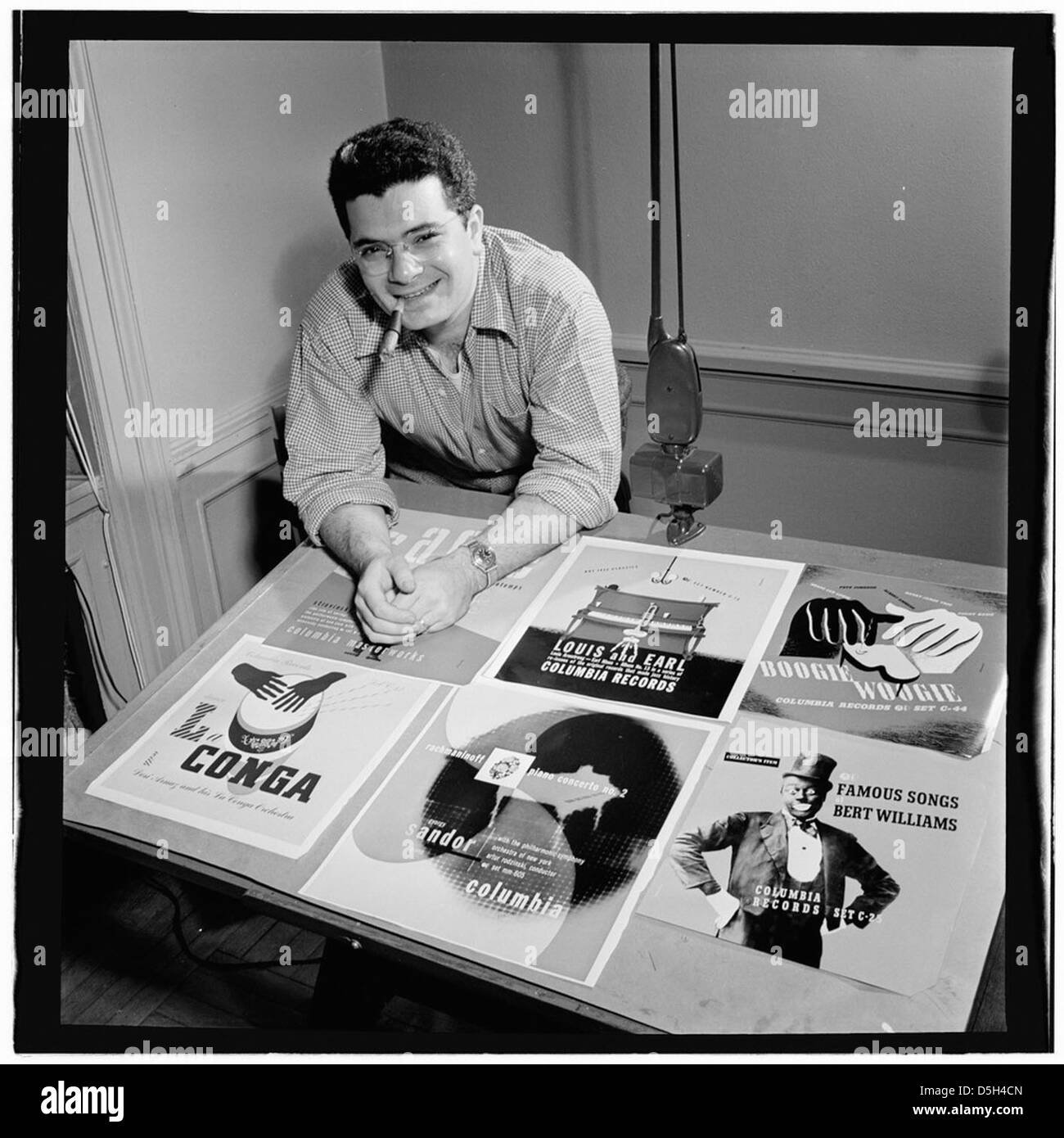 Portrait d'Alex Steinweiss, figure influente de l'industrie musicale, pris à New York, vers avril 1947. L'image reflète son rôle dans la musique et la conception de pochettes d'album. Banque D'Images
