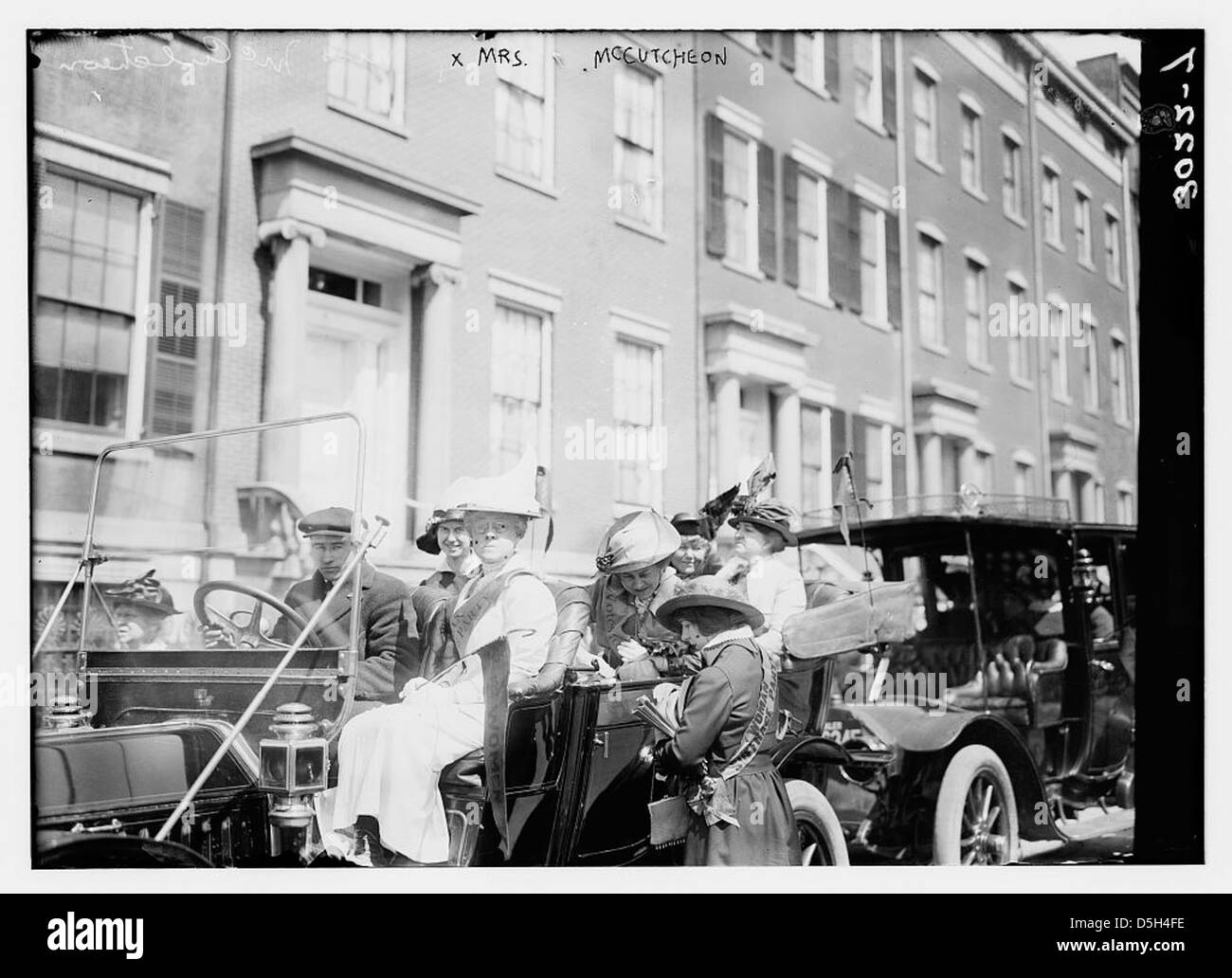 Une photographie de MRS McCutcheon, prise lors de la Journée du suffrage à New York, où les femmes se sont rassemblées pour le droit de vote, avec une automobile en arrière-plan. Banque D'Images