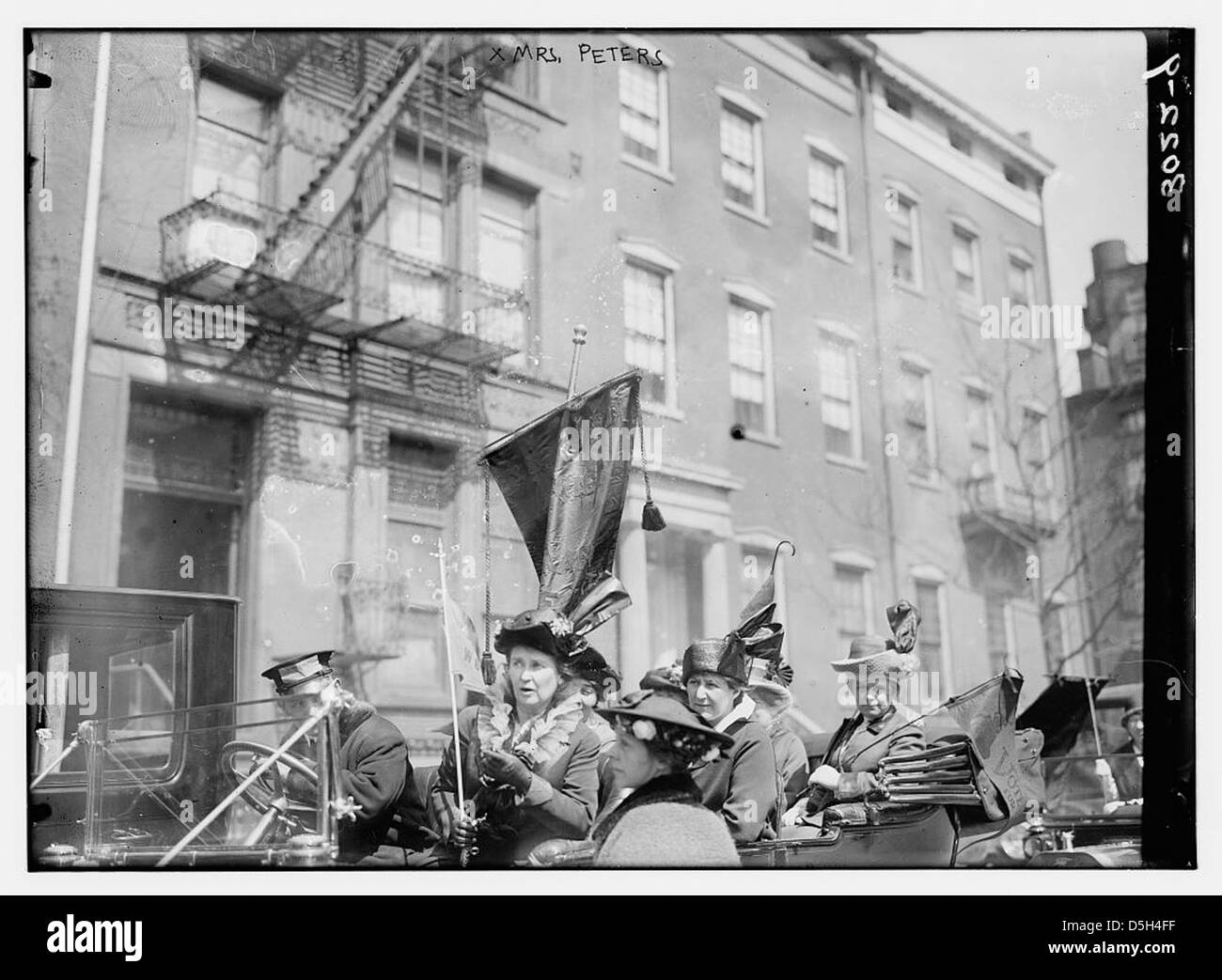 La photographie montre MRS Peters pendant la Journée du suffrage à New York, plaidant pour le droit de vote des femmes. L'image montre une voiture ornée de bannières, soutenant le mouvement pour le suffrage féminin, et souligne l'importance historique de l'événement. Banque D'Images