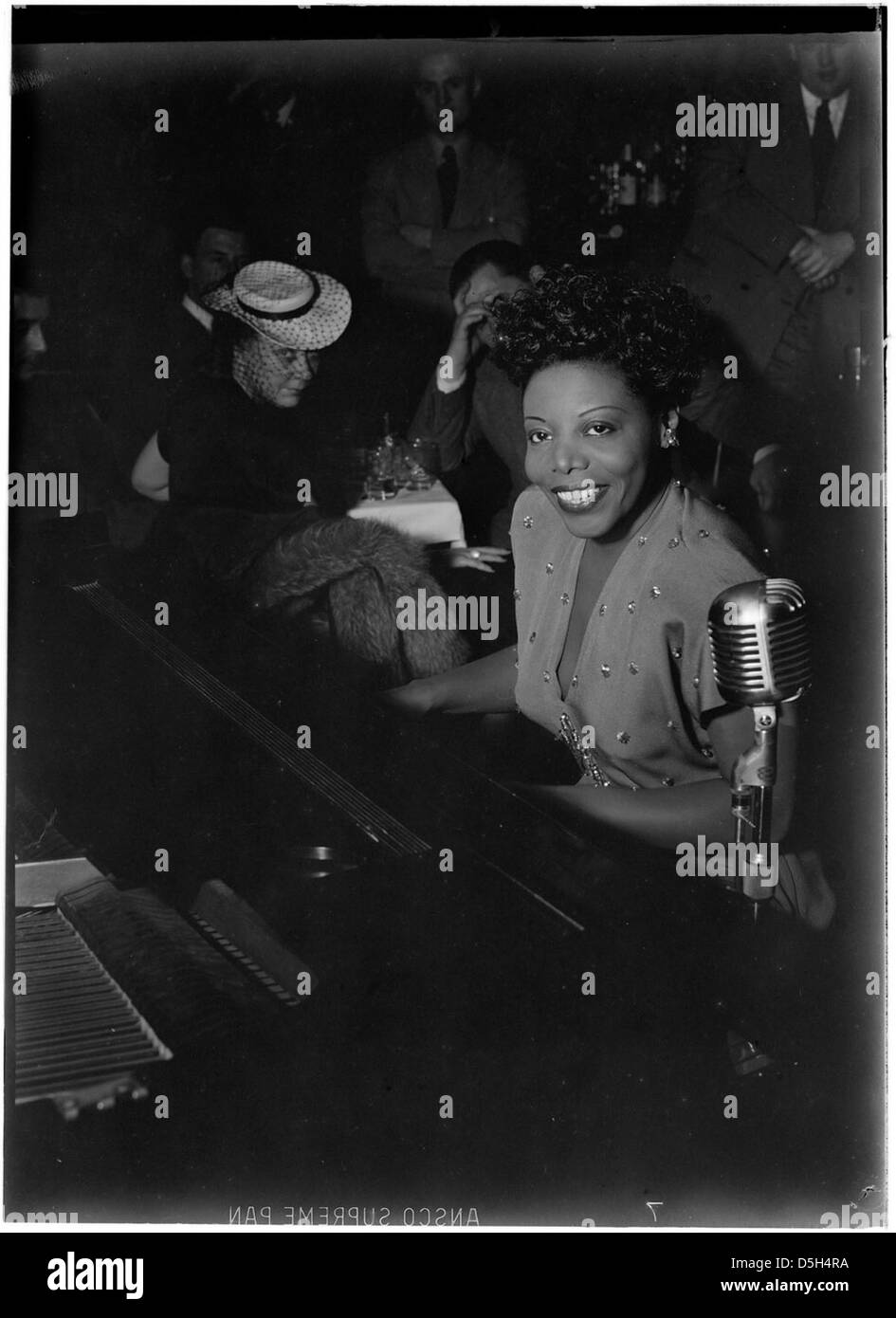 [Portrait de Mary Lou Williams, Café Society (centre-ville), New York, N.Y., ca. Juin 1947] (LOC) Banque D'Images