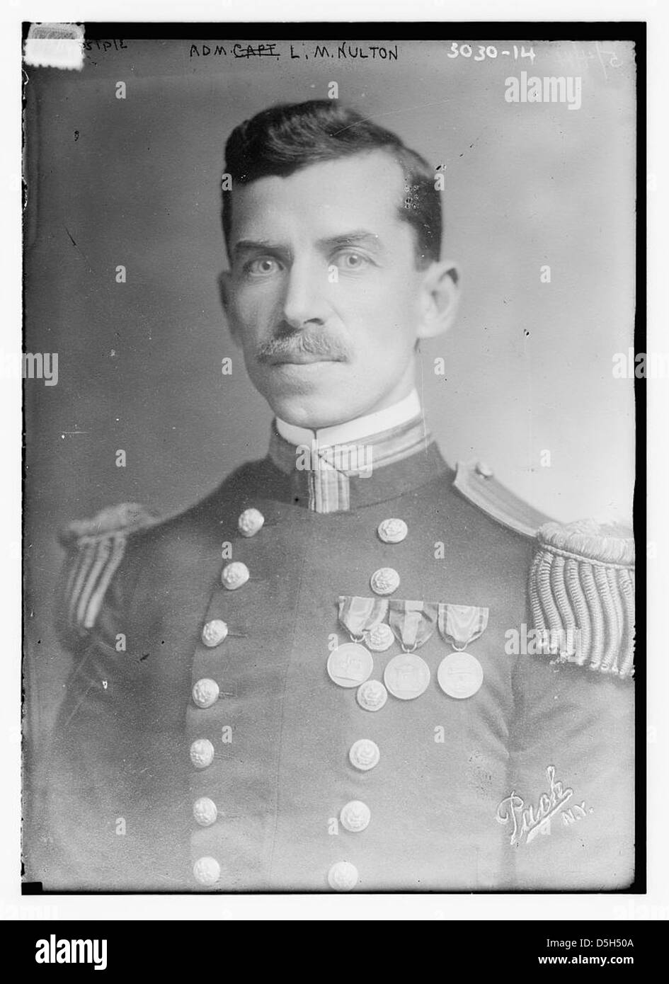 L'amiral Louis M. Nulton, officier éminent de la marine américaine, est représenté en uniforme militaire, reflétant sa carrière distinguée et son leadership dans la marine américaine. Banque D'Images